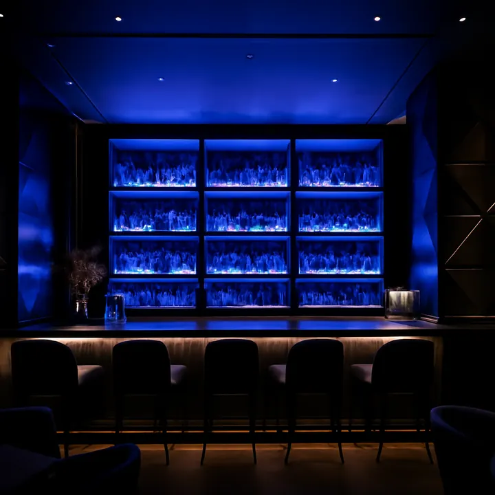 Hotelbar mit moderner Beleuchtung